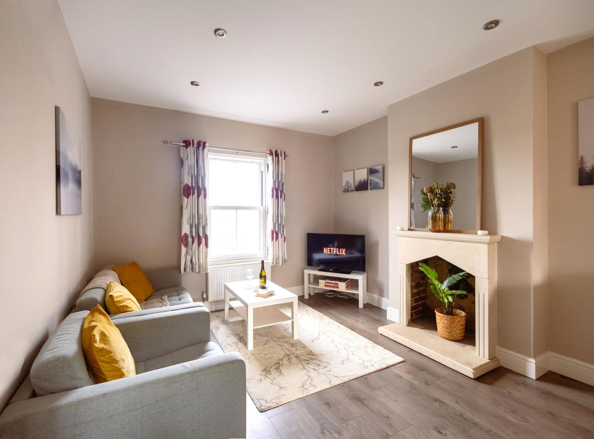 Family Home In Central Guildford With Parking Екстер'єр фото