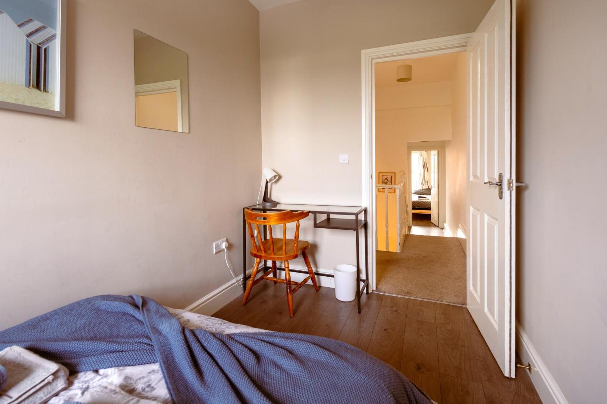 Family Home In Central Guildford With Parking Екстер'єр фото