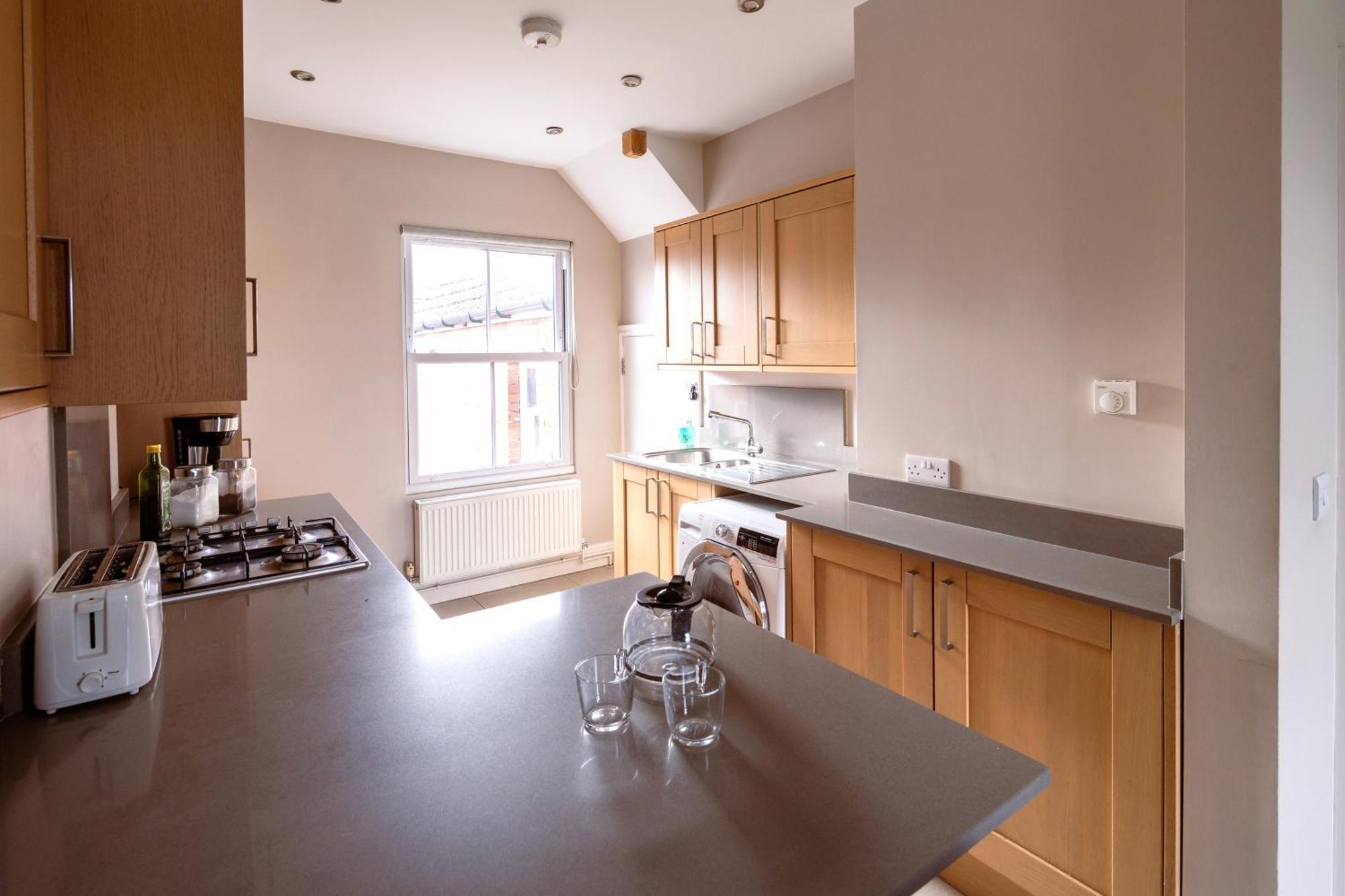 Family Home In Central Guildford With Parking Екстер'єр фото