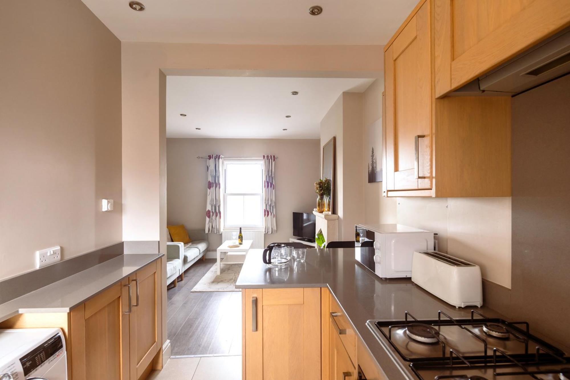 Family Home In Central Guildford With Parking Екстер'єр фото