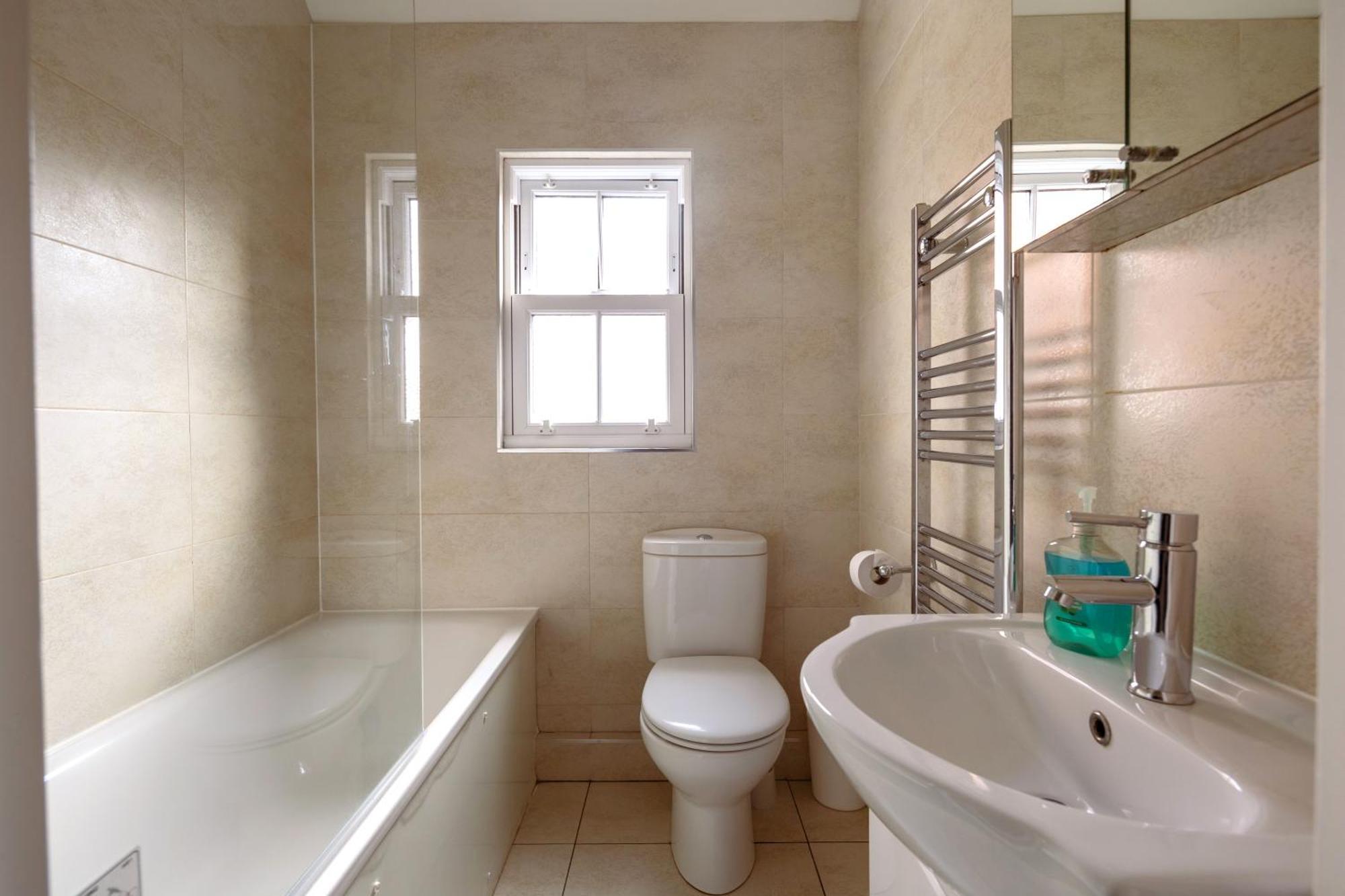 Family Home In Central Guildford With Parking Екстер'єр фото