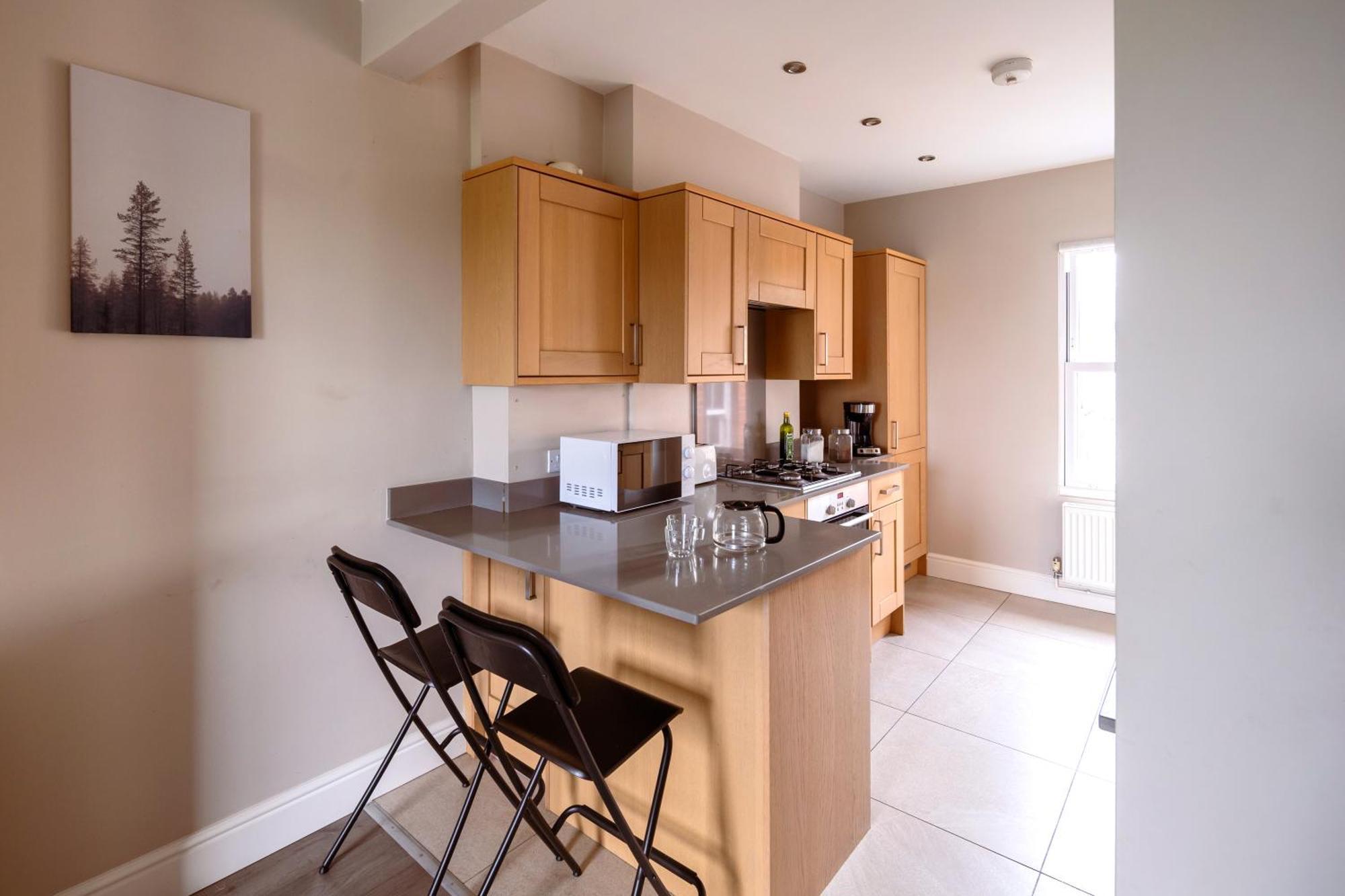 Family Home In Central Guildford With Parking Екстер'єр фото