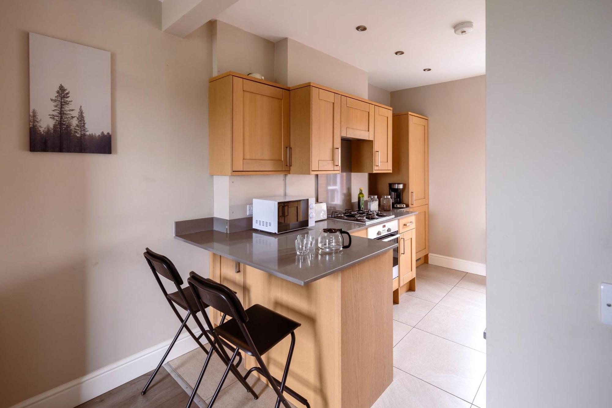 Family Home In Central Guildford With Parking Екстер'єр фото